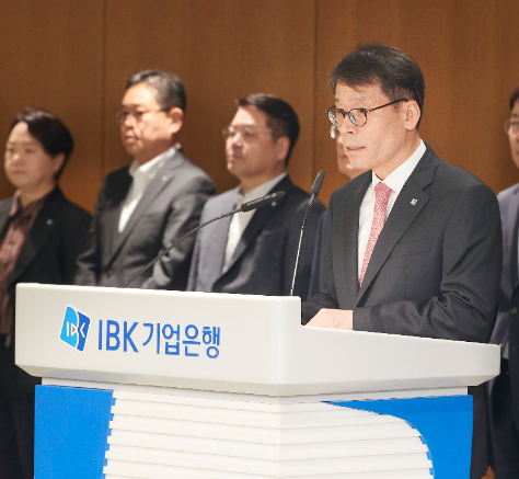 대국민 사과와 함께 IBK 쇄신 계획을 발표 중인 김성태 IBK기업은행장 / 사진제공 = IBK기업은행