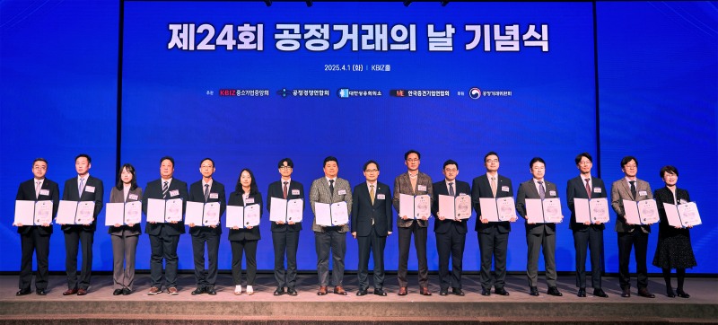 1일 열린 제24회 공정거래의 날 기념식에서 조도휘 롯데건설 준법경영부문장 상무(왼쪽 첫번째)를 비롯한 수상자들이 한기정 공정거래위원장(왼쪽 아홉번째)과 기념 촬영을 하고 있다. / 사진제공=롯데건설