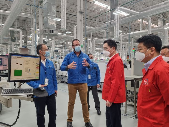 Samsung Electronics Chairman Lee Jae-yong tours the Mexico plant of Harman, an automotive electronics subsidiary acquired in 2017. / Photo = Samsung Electronics