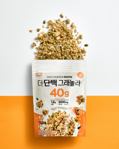 빙그레는 바쁜 현대인들의 간편하면서도 균형잡힌 영양 섭취를 위한 간식이나 가벼운 아침 대용으로 먹을 수 있는 고단백 저당 콘셉트의 ‘더:단백 그래놀라’를 새롭게 출시한다. /사진=빙그레