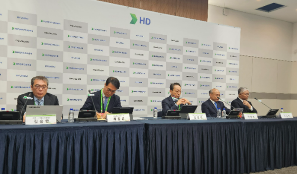 3일 경기도 고양시 킨텍스에서 열린 '2025 서울 모빌리티쇼'에서 열린 HD현대 건설기계 부문 기자간담회에서 3사 대표이사들이 기자들의 질문에 답하고 있다. (왼쪽부터) 김승한 HD현대사이트솔루션 통합개발부문장과 최철곤 HD현대건설기계 대표이사, 조영철 HD현대사이트솔루션 대표이사, 이동욱 HD현대사이트솔루션 대표이사, 오승현 HD현대인프라코어 대표이사. /사진=신혜주 기자