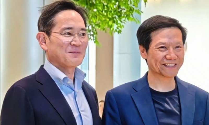 지난달 22일 중국 베이징 샤오미 전기차 공장을 방문한 이재용 회장이 레이쥔 샤오미 회장(오른쪽)과 전장사업을 논의했다. / 사진=샤오미