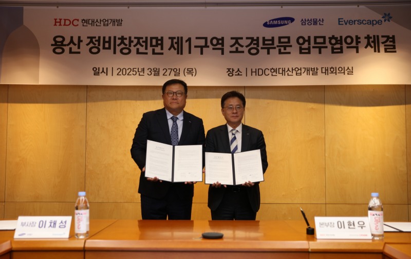 이채성 삼성물산 리조트부문 부사장(왼쪽)과 이현우 HDC현대산업개발 본부장이 협약을 체결하고 기념촬영을 하는 모습./사진제공=HDC현대산업개발