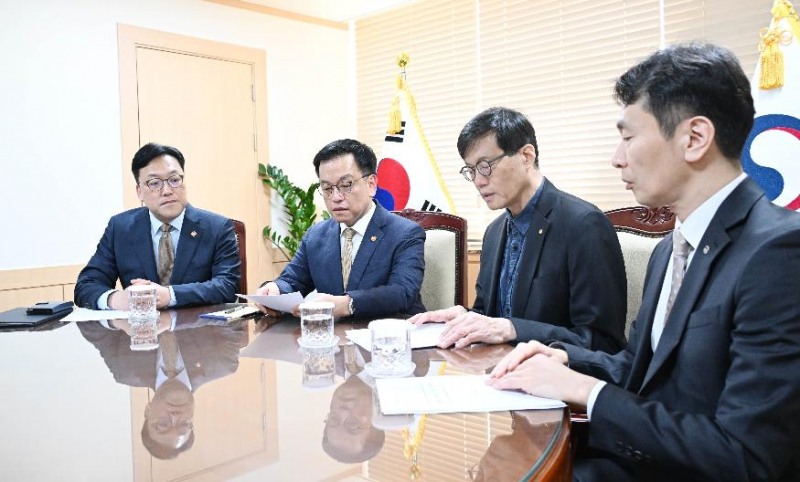 4일 오후 거시경제·금융현안간담회에 참석한 금융 수장들. 왼쪽부터 김병환 금융위원장, 최상목 부총리, 이창용 한국은행 총재, 이복현 금융감독원장 / 사진=기획재정부