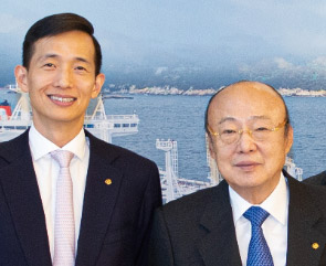 From Left: Kim Dong-kwan, Vice Chairman of Hanwha Group, and Kim Seung-youn, Chairman of Hanwha Group