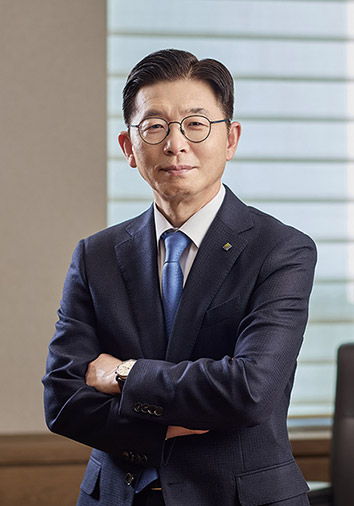 △ 김성진 한국토지신탁 대표이사 사장 / 1963년생 / 고려대학교 법학과 졸업 / 한국토지신탁 창립멤버로 25년 간 재직(팀장, 상무 전무를 거쳐 2021년 한국토지신탁 부사장직 역임) / 토지신탁 리츠 등 사업부문과 감사 인사 사업심사 등 리스크관리 및 지원업무 경험 / 직전 코레이트자산운용 부사장직 역임하며 금융투자상품 발굴 및 운용 총괄