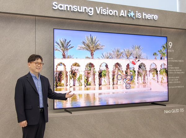 용석우 삼성전자 사장이 2025년형 AI TV 라인업을 소개하고 있다. / 사진=삼성전자