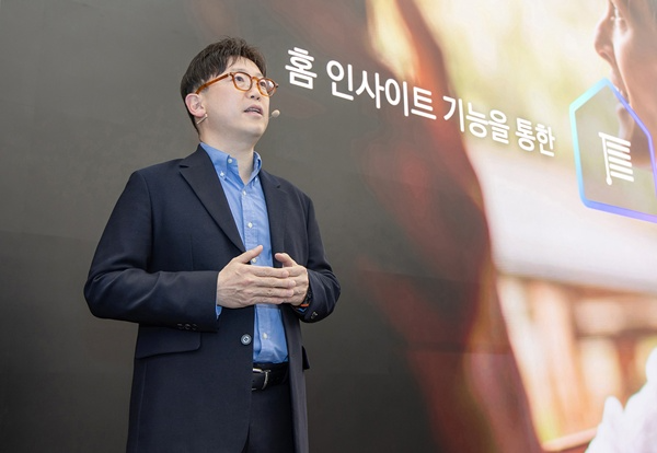 용석우 삼성전자 사장이 7일 진행된 AI TV 출시 행사에서 제품 라인업에 대해 소개하고 있다. / 사진=삼성전자