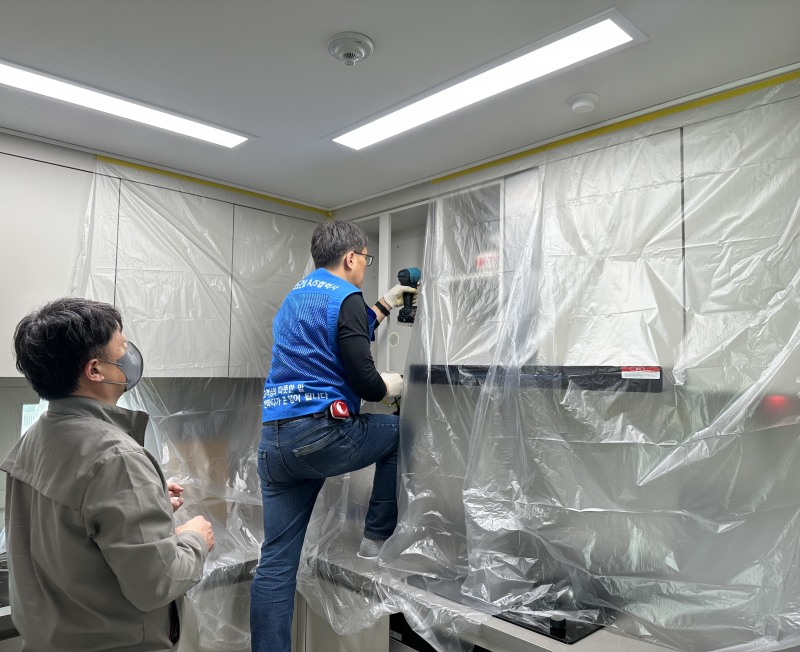 '2025 봄맞이 유보라 클린 캠페인'을 통해 반도건설 직원이 하자 보수를 진행 중이다. / 사진제공=반도건설