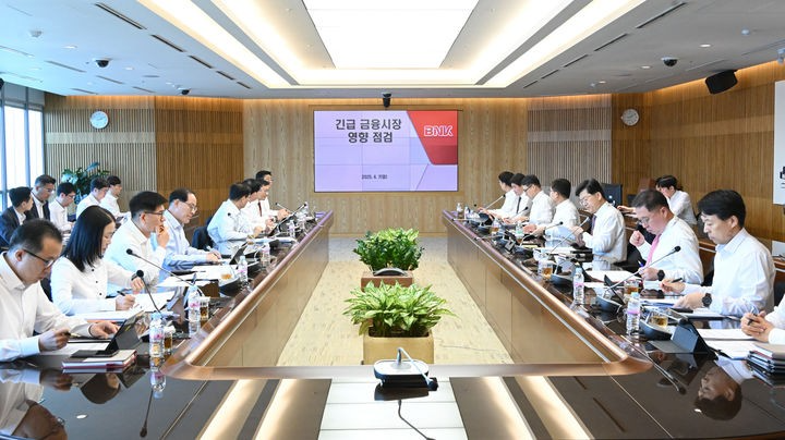 지난 7일 열린 BNK금융그룹 긴급 금융시장 영향 점검 회의 / 사진=BNK금융그룹