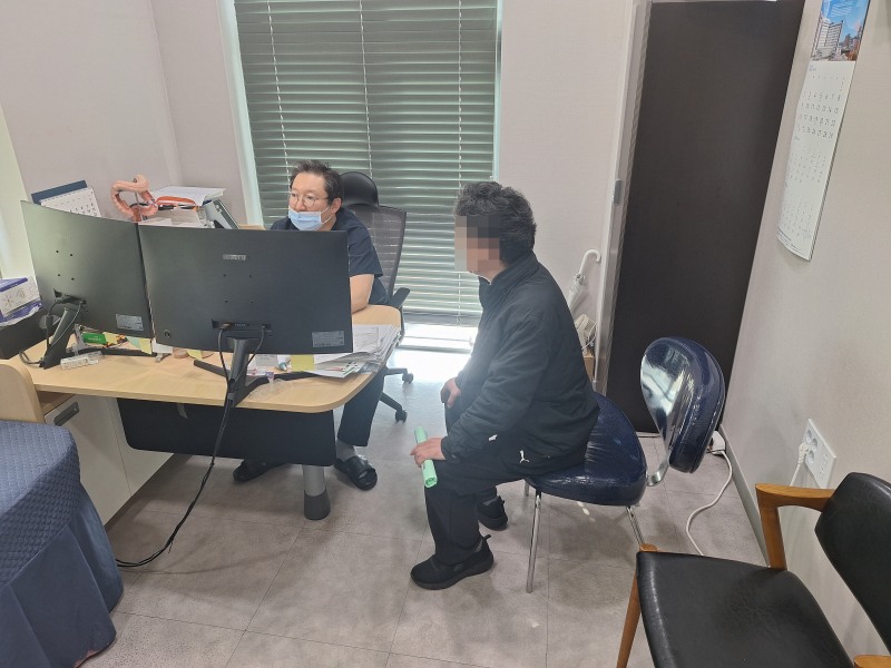 건강검진 대상자가 협력병원에서 초진을 받는 모습./사진제공=용산구