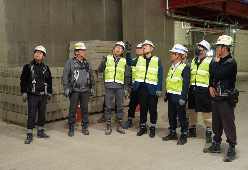 HDC현대산업개발 시공혁신단이 8일 서울 성북구 보문센트럴아이파크 공사 현장에서 도심지 건설현장 안전사고 예방을 위해 구조자문 활동을 진행하고 있다. / 사진제공=HDC현대산업개발