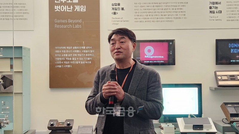 게임박물관 초대 관장으로 선임된 김성철 넷마블재단 대표가 8일 게임박물관 미디어 투어에서 인사말을 전하고 있다. / 사진=김재훈 기자