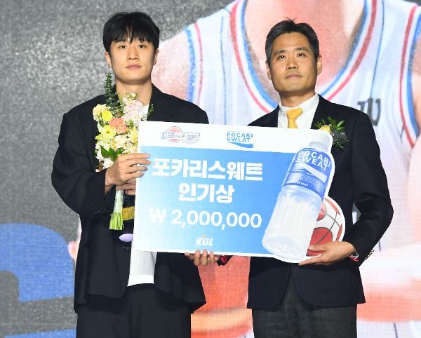 동아오츠카(대표 박철호)는 전날 서울 강남구 그랜드 인터컨티넨탈 서울 파르나스에서 열린 2024-2025 KCC 프로농구 시상식에서 부산 KCC 허웅에게 ‘포카리스웨트 인기상’을 수여했다고 10일 밝혔다. /사진=동아오츠카