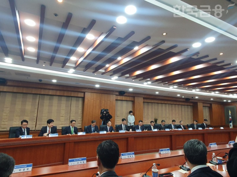 이복현 금융감독원장은 10일 오전 여의도 금융투자협회에서 금투협회장 및 23개 자산운용사 CEO와 간담회를 개최했다. / 사진= 한국금융신문(2025.04.10)