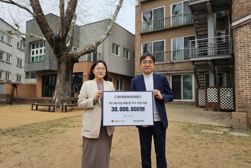유용재 정인욱학술장학재단 사무국장(오른쪽)과 박현경 시온원 사무국장이 시설보호아동 1인 1실 조성 지원을 위한 후원금 전달식을 갖고 기념촬영을 하고 있다. /사진제공=삼표그룹