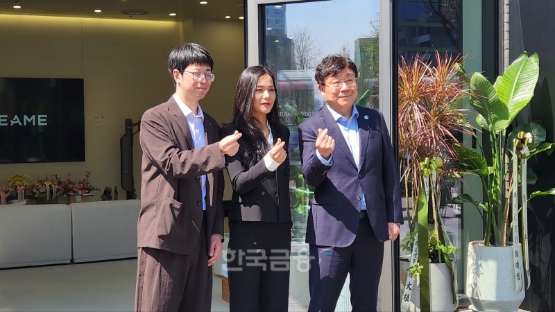 드리미 국내 첫 플래그십 스토어 오픈식 현장. (왼쪽부터) 마이클 드리미 글로벌사업부 대표, 메기 한국, 호주 총괄이사와 드리미 국내 유통을 담당하는 박재민 코오롱글로벌 본부장이 기념사진을 촬영하고 있다. / 사진=김재훈 기자