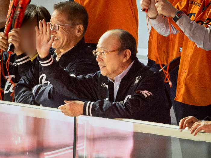 김승연 한화그룹 회장이 이글스 경기를 찾은 팬들과 인사하고 있다. /사진제공=한화그룹