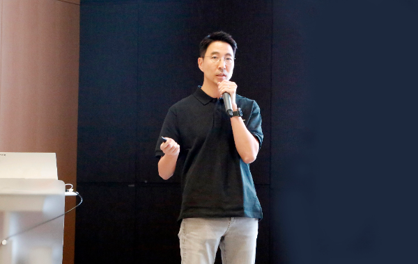 김민표 두산로보틱스 대표이사가 전 임직원이 모인 타운홀 미팅에서 회사 방향성과 비전에 대해 공유하고 있다. /사진제공=두산로보틱스