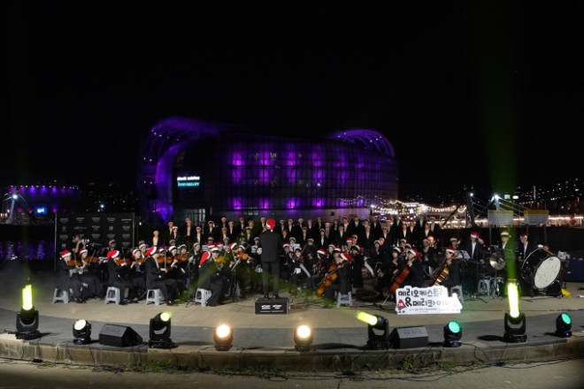 지난 11일 반포대교 남단 세빛섬에서 진행된 메리 오케스트라 한강공원 음악회의 모습. /사진=동아제약