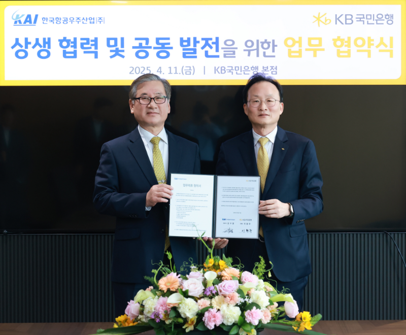 이환주 KB국민은행장(왼쪽)과 강구영 KAI 사장이 1조원 규모 금융 파트너십 체결 후 기념사진을 촬영하고 있다. / 사진제공 = KB국민은행