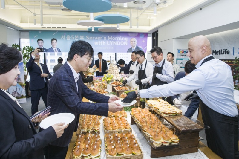 린든 올리버 메트라이프 아시아 총괄 사장(오른쪽)이 전속설계사들에게 아침식사를 대접하고 있다.(2025.04.08.)./사진제공=메트라이프생명