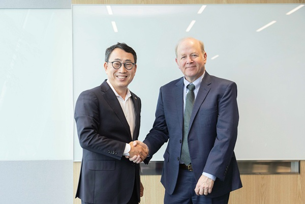 17일 서울 을지로 SKT 본사에서 유영상 SKT CEO(왼쪽)와 피터 채프먼(Peter Chapman) IonQ 이사회 의장과 기념 사진을 촬영하고 있다. / 사진=SKT
