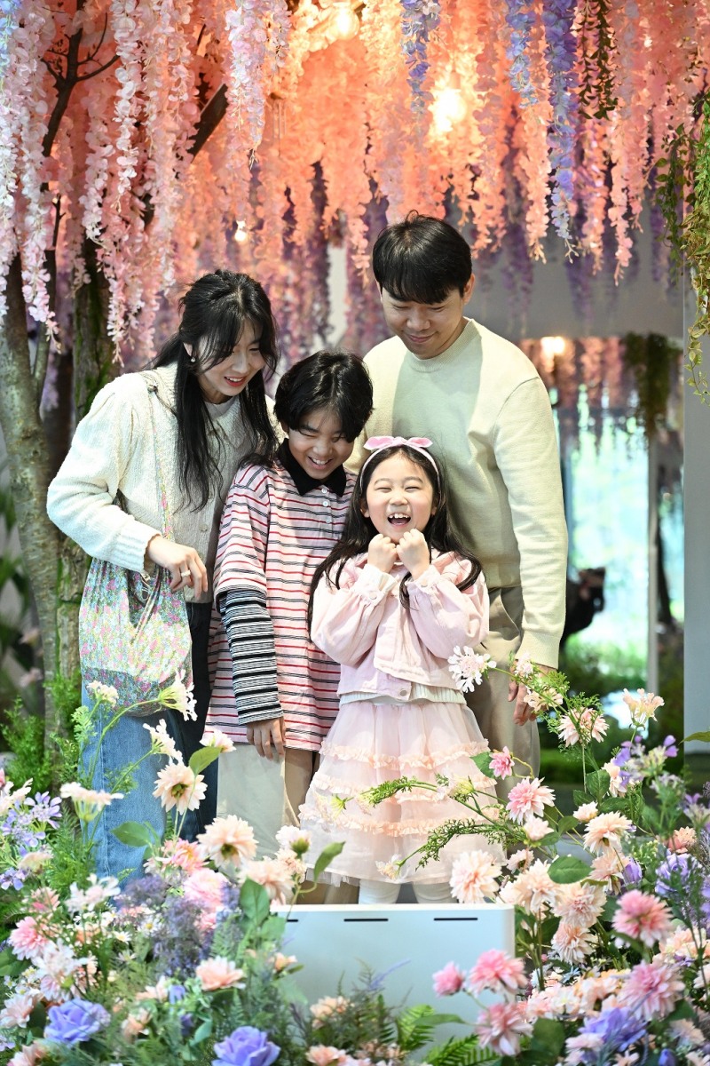 삼성물산이 17일 서울 송파구 문정동에 위치한 래미안갤러리에서 올해 첫 시즌 전시를 진행한다. 한 가족이 전시를 관람 중이다. / 사진제공=삼성물산