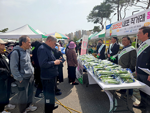 ▲ 충남세종농협이 17일 내포 직거래 목요장터를 개장한 모습.