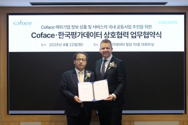 홍두선 한국평가데이터 대표(왼쪽)와 휴 버크 Coface AP 대표(오른쪽)가 'Coface·한국평가데이터 상호협력 업무협약식'에서 기념 촬영을 하고 있다.(2025.04.22.)/사진 제공 = 한국평가데이터