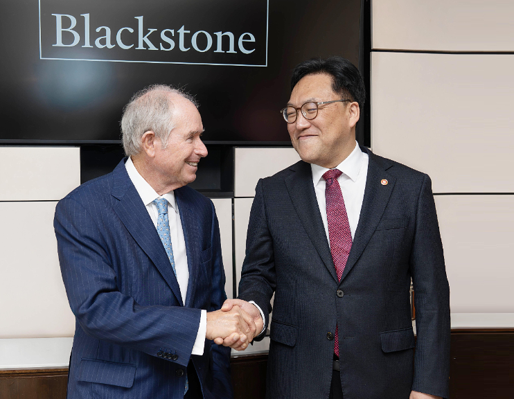 김병환 금융위원장이 현지시간 22일 미국 뉴욕 블랙스톤을 찾아 스티븐 슈워츠먼 블랙스톤 회장과 기념사진을 촬영하고 있다. / 사진제공 = 금융위원회