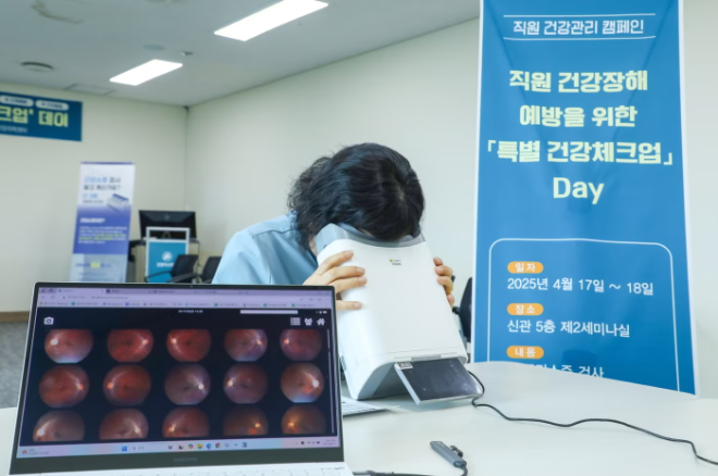 강릉아산병원 직원이 안저카메라 옵티나 제네시스(OPTiNA Genesis)를 통해 안저 검사를 시행받고 있다. /사진=대웅제약