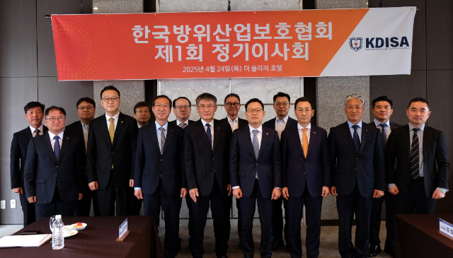 지난 24일 서울 중구 더 플라자호텔에서 열린 한국방위산업보호협회 1회 정기이사회에서 권형순 SNT모티브 대표이사(앞줄 왼쪽 세번째부터 오른쪽으로), 박재석 SNT다이내믹스 대표이사, 손재일 한화에어로스페이스 대표이사, 유상철 HJ중공업 대표이사 등 이사진 및 운영진들이 기념촬영하고 있다. /사진제공=한화에어로스페이스
