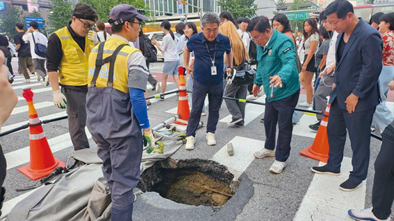 ▲ 박강수 마포구청장이 서교동 도로 침하 현장을 찾아 점검하는 모습. 사진제공 = 마포구청