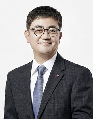 △ 1965년생 / 2009년 신세계 경영지원실 기획관리담당 상무보 / 2011년 신세계그룹 경영전략실 기획관리담당 상무보 / 2013년 신세계그룹 전략실 관리팀 상무/2015년 이마트 경영지원본부장 겸 관리담당 부사장보 / 2016년 신세계그룹 전략실 관리총괄 부사장보 / 2018년 신세계그룹 전략실 관리총괄 부사장 / 2019년 조선호텔앤리조트 대표이사 /2023년 이마트·이마트에브리데이·이마트24 대표이사 / 2025년 이마트 대표이사(現)