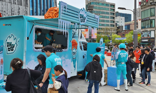 삼양식품(부회장 김정수)은 ‘맵탱 쿨스파이시 비빔면 김치맛’(이하 맵탱 비빔면) 출시를 기념해 다음달 18일까지 약 한 달 동안 전국 각지에서 ‘출동 후레시맵’ 캠페인을 진행한다. /사진=삼양식품