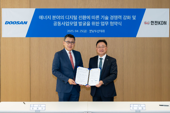 지난 25일 분당두산타워에서 진행된 ‘에너지 분야 디지털 전환에 따른 기술 경쟁력 강화 및 공동사업 모델 발굴’ 업무협약식에서 송용진 두산에너빌리티 사장(왼쪽)과 한전KDN 박상형 사장이 기념사진을 촬영하고 있다. /사진제공=두산에너빌리티