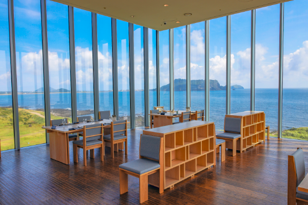 제주 서귀포시 섭지코지에 위치한 휘닉스 아일랜드의 대표 건축물 ‘글라스하우스(Glass House)’가 베이커리 카페 ‘플로이스트(FLOYEAST)’로 새롭게 리브랜딩되어, 5월 1일 그랜드 오픈한다. /사진=제주 휘닉스 아일랜드