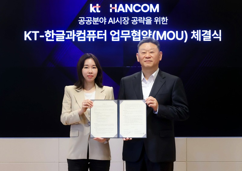 KT Enterprise부문장 안창용 부사장(오른쪽)과 한글과컴퓨터 김연수(왼쪽) 대표가 기념 사진을 촬영하는 모습. / 사진=KT