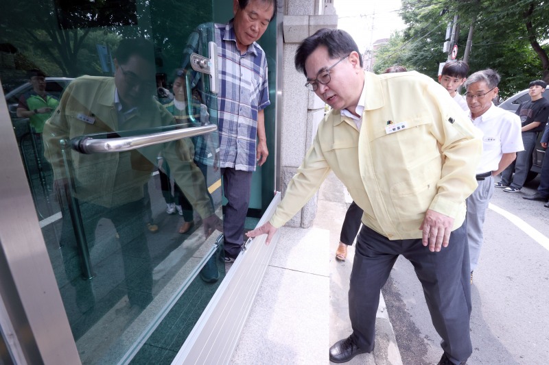 박일하 동작구청장이 관내 한 주택에 설치된 차수판을 점검하고 모습./사진제공=동작구