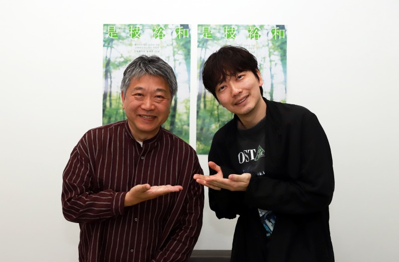 고레에다 히로카즈 감독(사진 왼쪽)과 이동휘 배우가 예술 전용 영화관 씨네큐브에서 진행된 스페셜토크에 참석해 기념촬영을 하는 모습./사진제공=씨네큐브