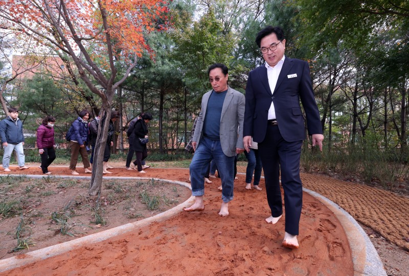 박일하 동작구청장이 대방공원 황톳길 개장식에서 주민들과 함께 걷는 모습./사진제공=동작구