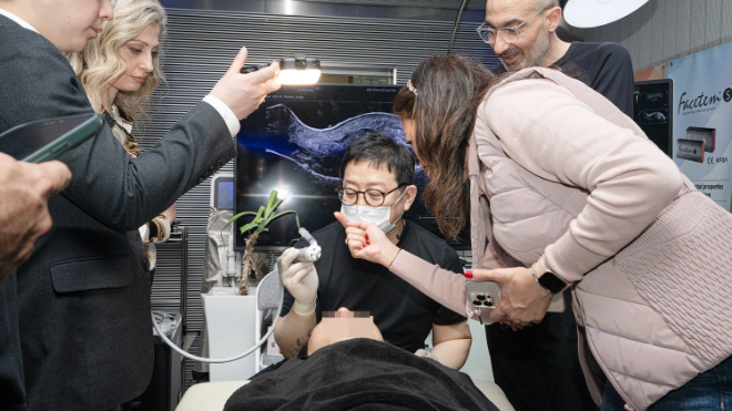 김종서 김종서성형외과 원장이 콜라겐 스티뮬레이터를 활용한 라이브 시술을 선보이고 있다. /사진=시지바이오