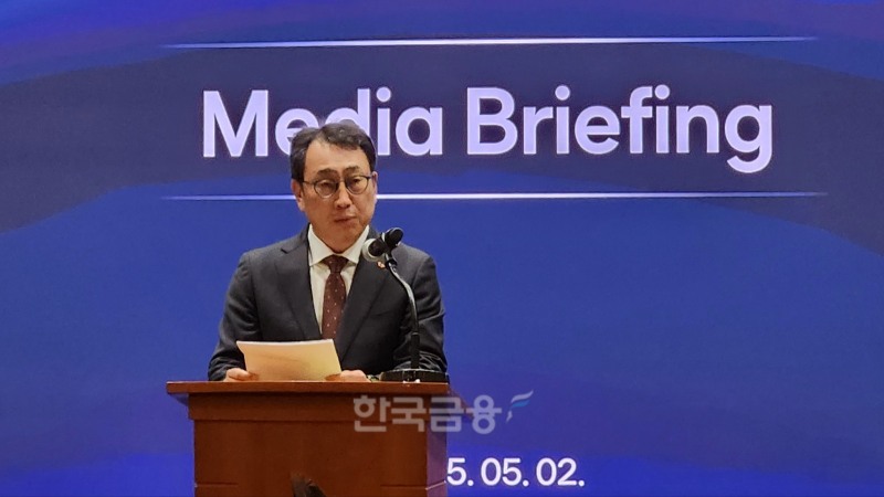 유영상 SKT 대표가 2일 을지로 SKT타워에서 유심 해킹 피해에 대한 추가 조치를 발표하고 있다. / 사진=김재훈 기자