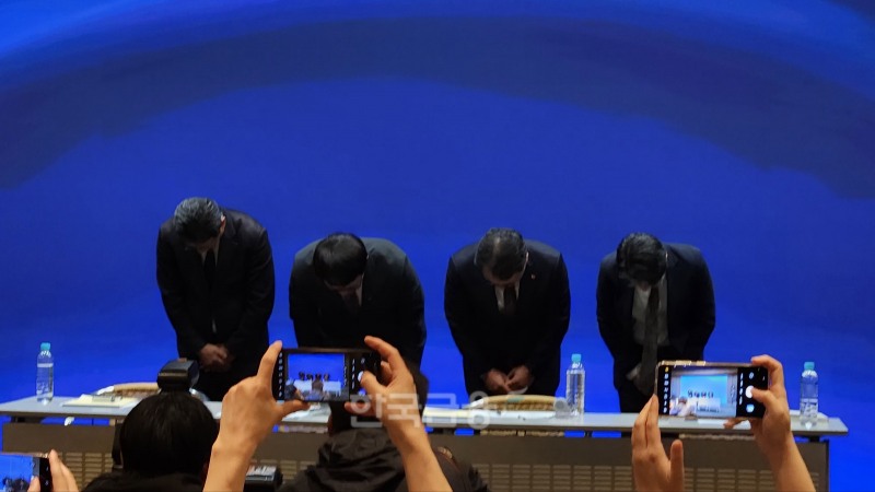 유영상 SKT 대표를 비롯한 경영진들이 유심 해킹사태에 대해 사과하고 있다. / 사진=김재훈 기자