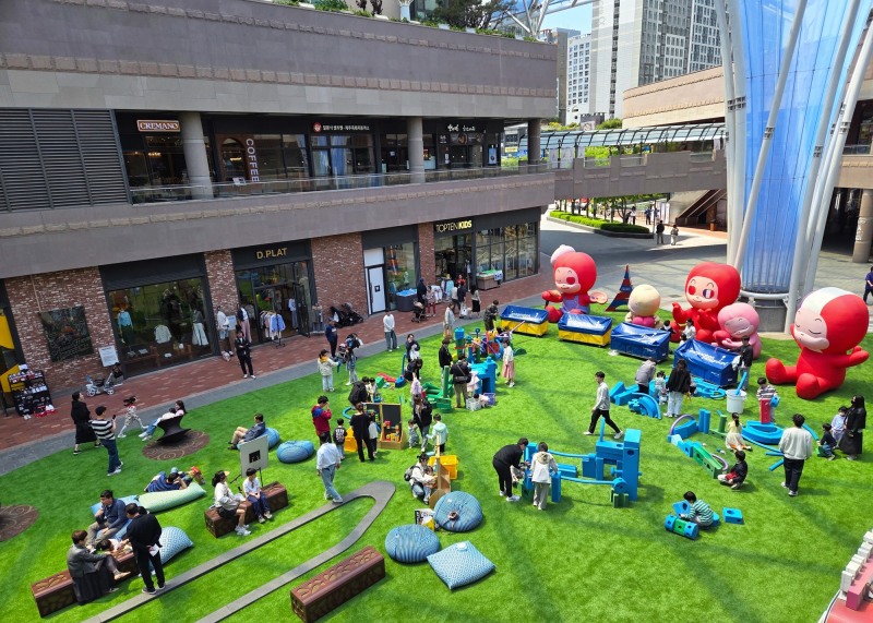 방문객들이 아브뉴프랑 판교에서 다양한 어린이날 행사를 즐기는 모습./사진제공=호반그룹