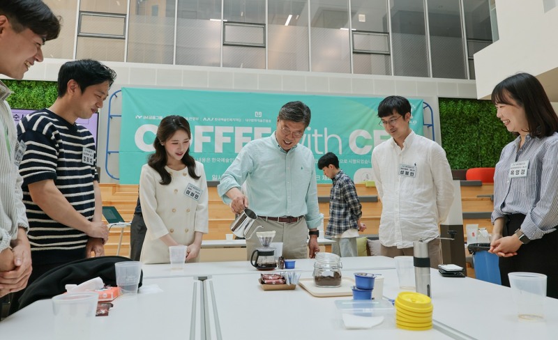 황병우 iM금융 회장(가운데)이 iM뱅크 제2본점에서 열린 ‘COFFEE with CEO’ 행사에서 직접 커피를 내리고 있다. / 사진제공=iM금융그룹