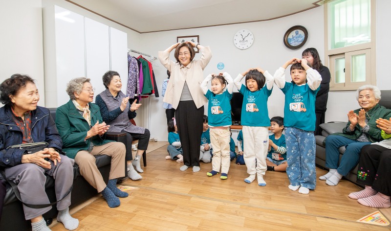 박희영 용산구청장이 어버이날 맞이 원일경로당 행사에 참석했다./사진제공=용산구