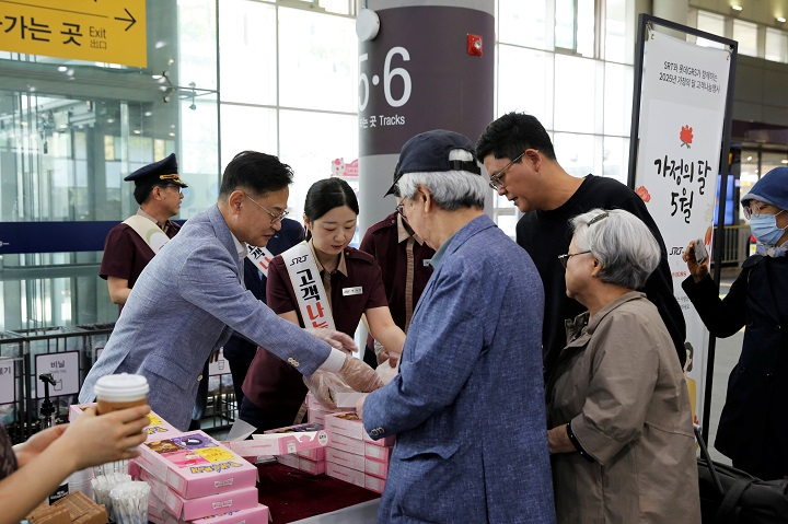 SR은 가정의 달을 맞아 8일 수서역에서 고객들에게 도넛과 커피를 무료로 제공하는 간식 나눔 행사를 개최했다./사진제공=SR