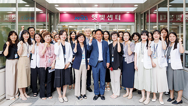 ▲ 박강수 마포구청장이 관계 공무원들과 햇빛센터 개관식에서 기념촬영을 하고 있다. 사진제공 = 마포구
